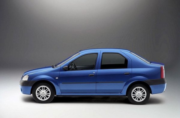 Успехът идва с първото поколение Logan (като в Русия това име върви с марката Renault, докато на много други пазари колата е позната като Dacia Logan) през 2005 г. Този компромис на четири колела, донякъде напомнящ на падащ настрани хладилник, предизвика пристъпи на ожесточена наслада: кола, която не се разваля след сто хиляди километра! Как да не обичаш такова чудо на техниката?

По-късно се оказва, че тези коли много обичат да гният и за да се намали цената на крайния продукт, се използват много странни технически решения, които с възрастта стават проблем.
Оказва се, че може да се стигне до верижна реакция от проблеми, които да помогнат на притежателя на Logan да осъзнае истинските мащаби на разходите. Той ще разбере, че задните спирачни механизми са скъпи и трудни за ремонт, а някои части (запалителните бобини, механизмите за дръжките на вратите, радиаторите на охладителните и климатичните системи, помпите, някои сензори) също не издържат много.
